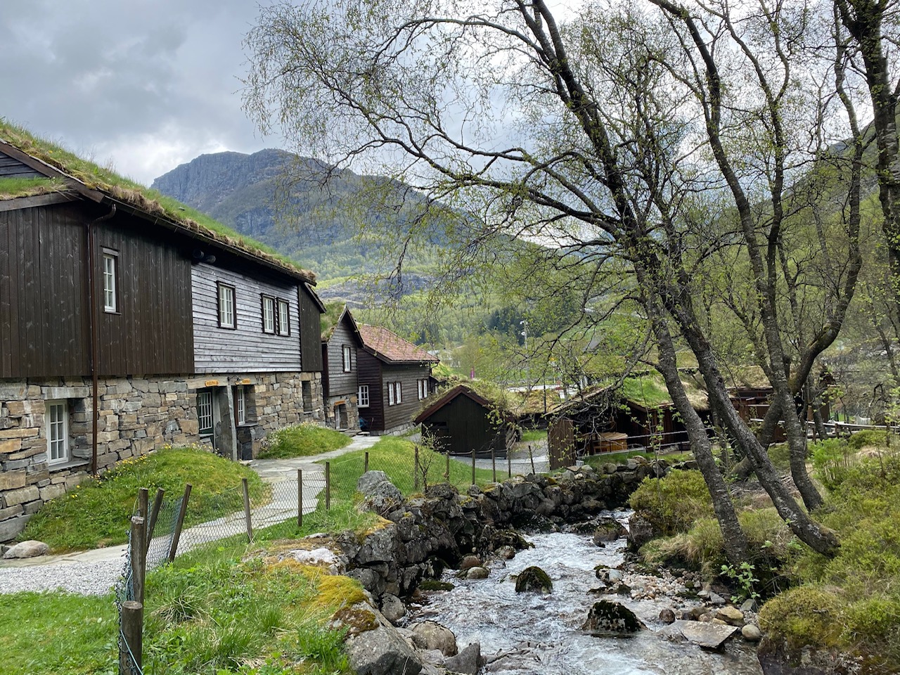 Byrkjedalstunet (byrkjedalstunet-m-elv.jpg)