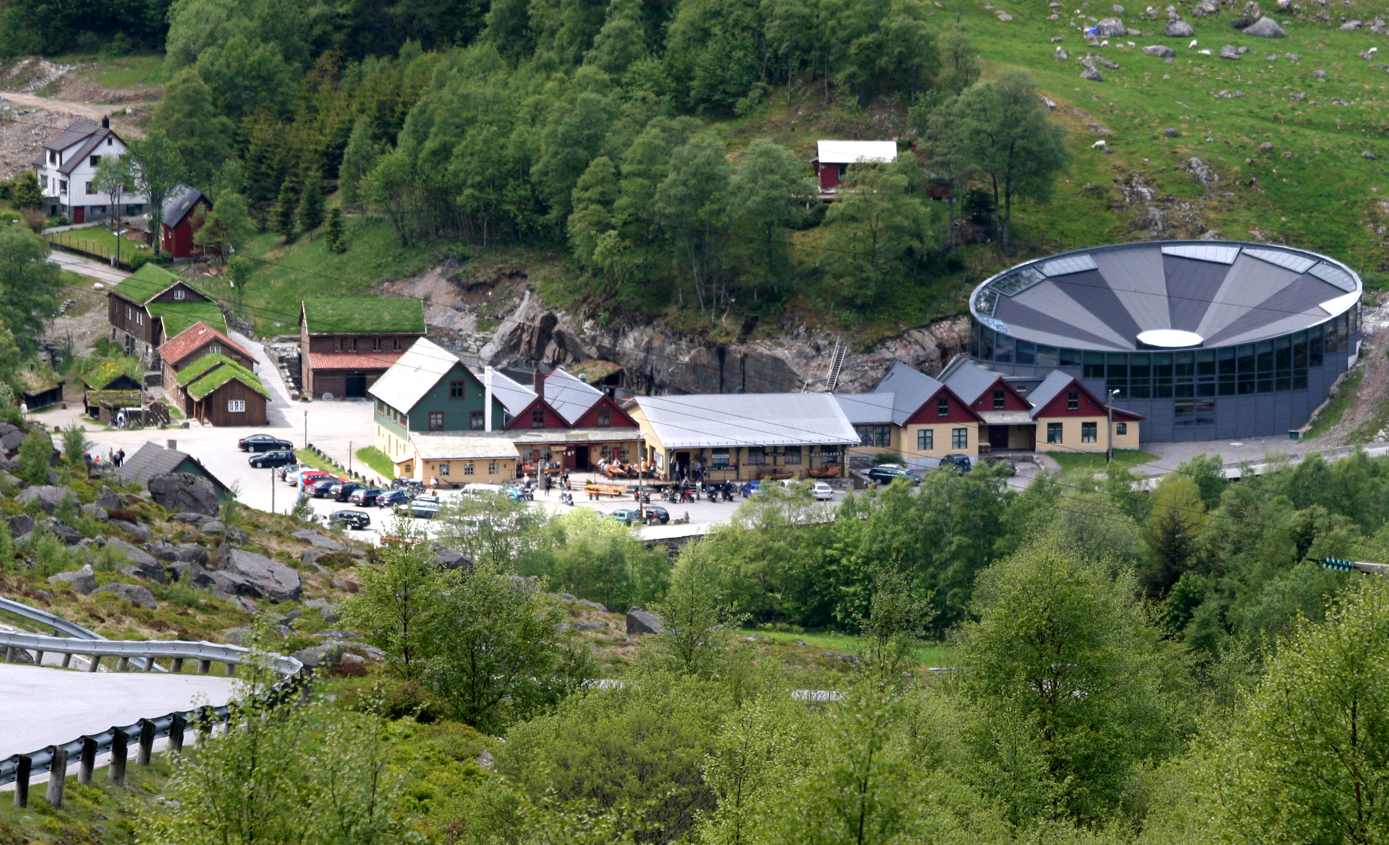 Byrkjedalstunet (byrkjedalstunet-fra-maudalsveien-1.jpg)