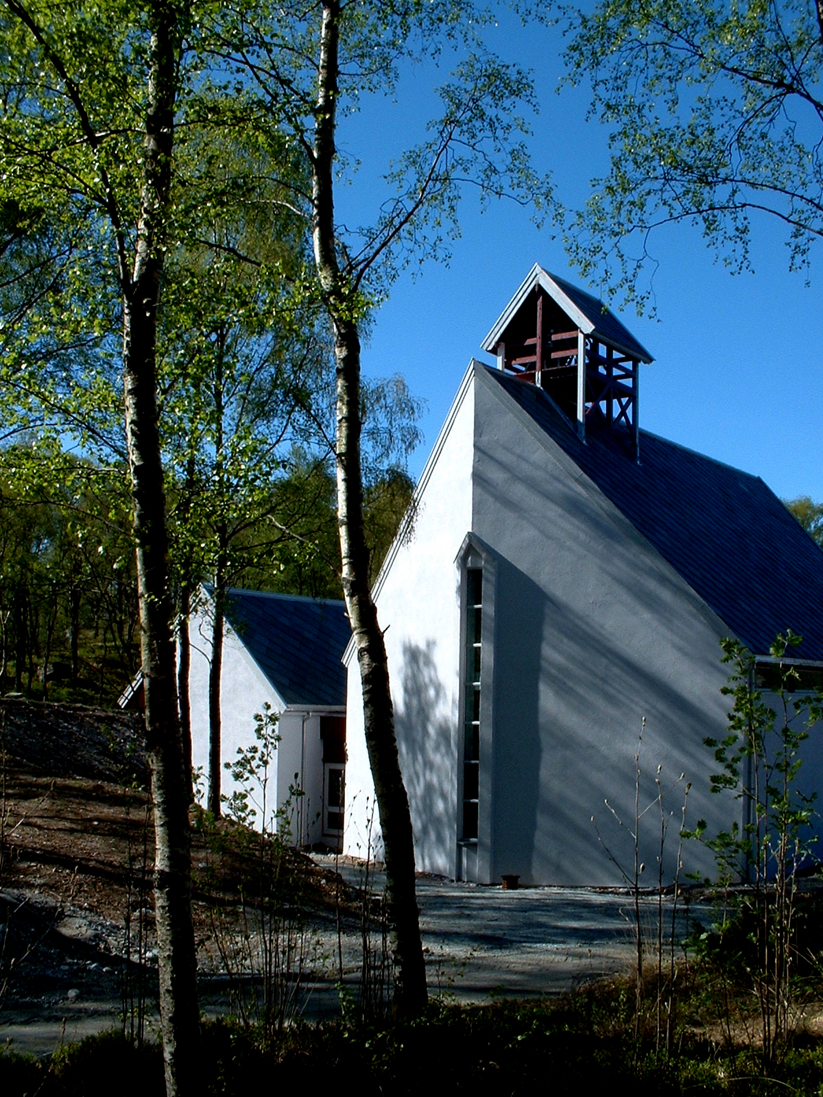 Oltedal kirke (oltedal-kirke-staende-gk-00444-foto_geir_einarsen-1.jpg)