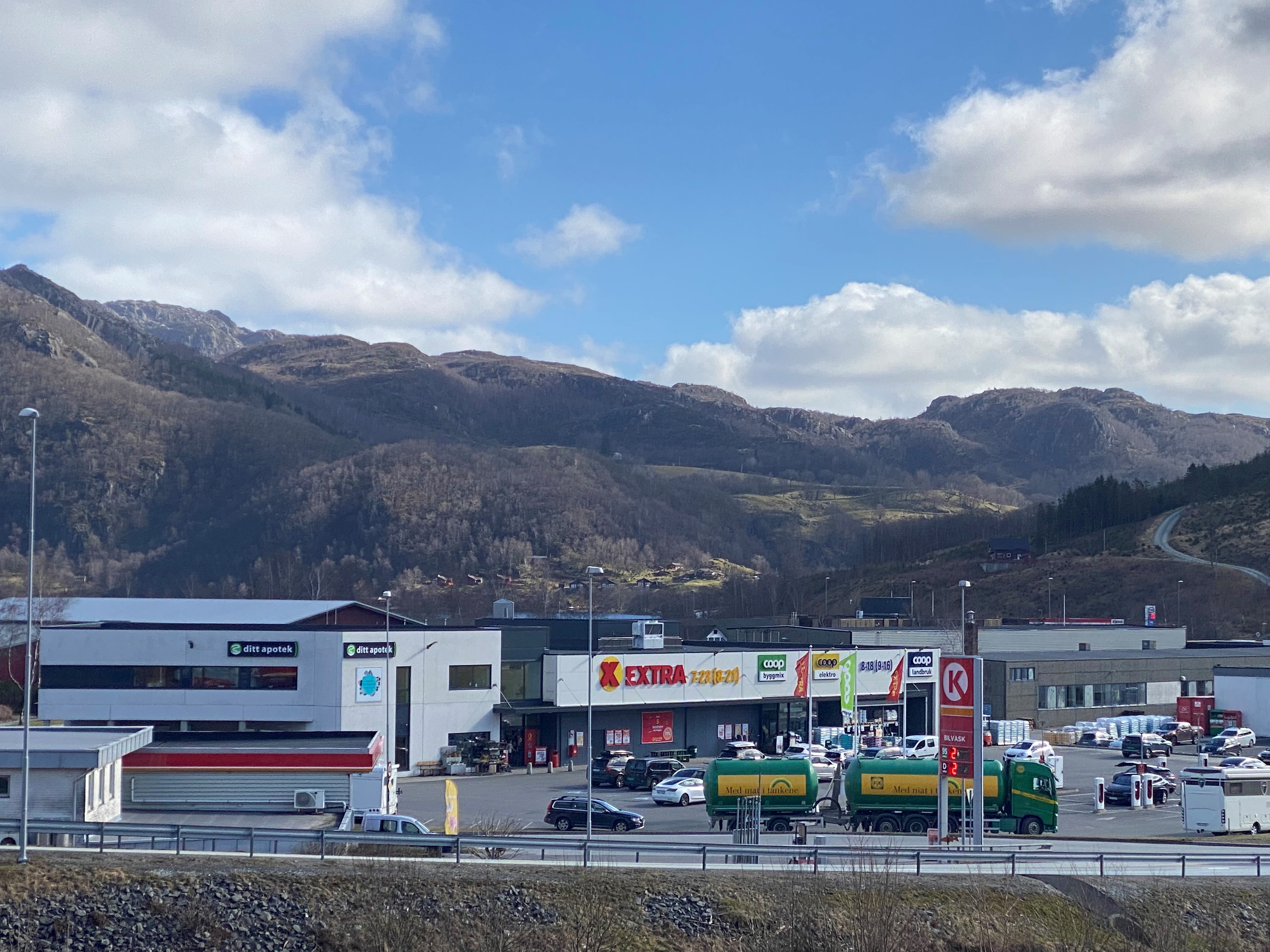 Handel og ladestasjon i Vikeså (coopvikeså.jpg)