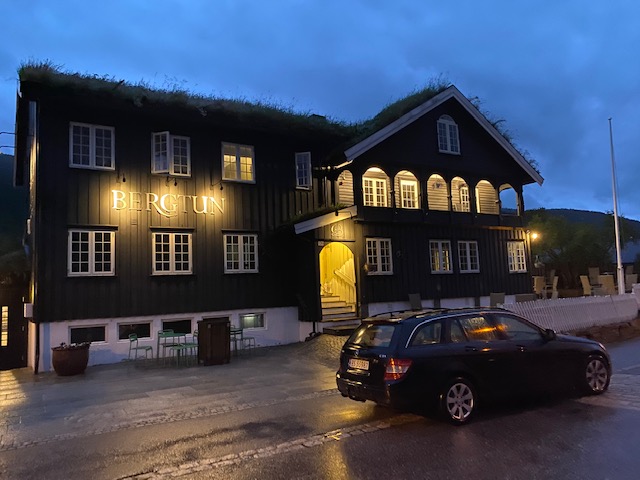 Bergtun Hotell (fasade-kveld.jpg)