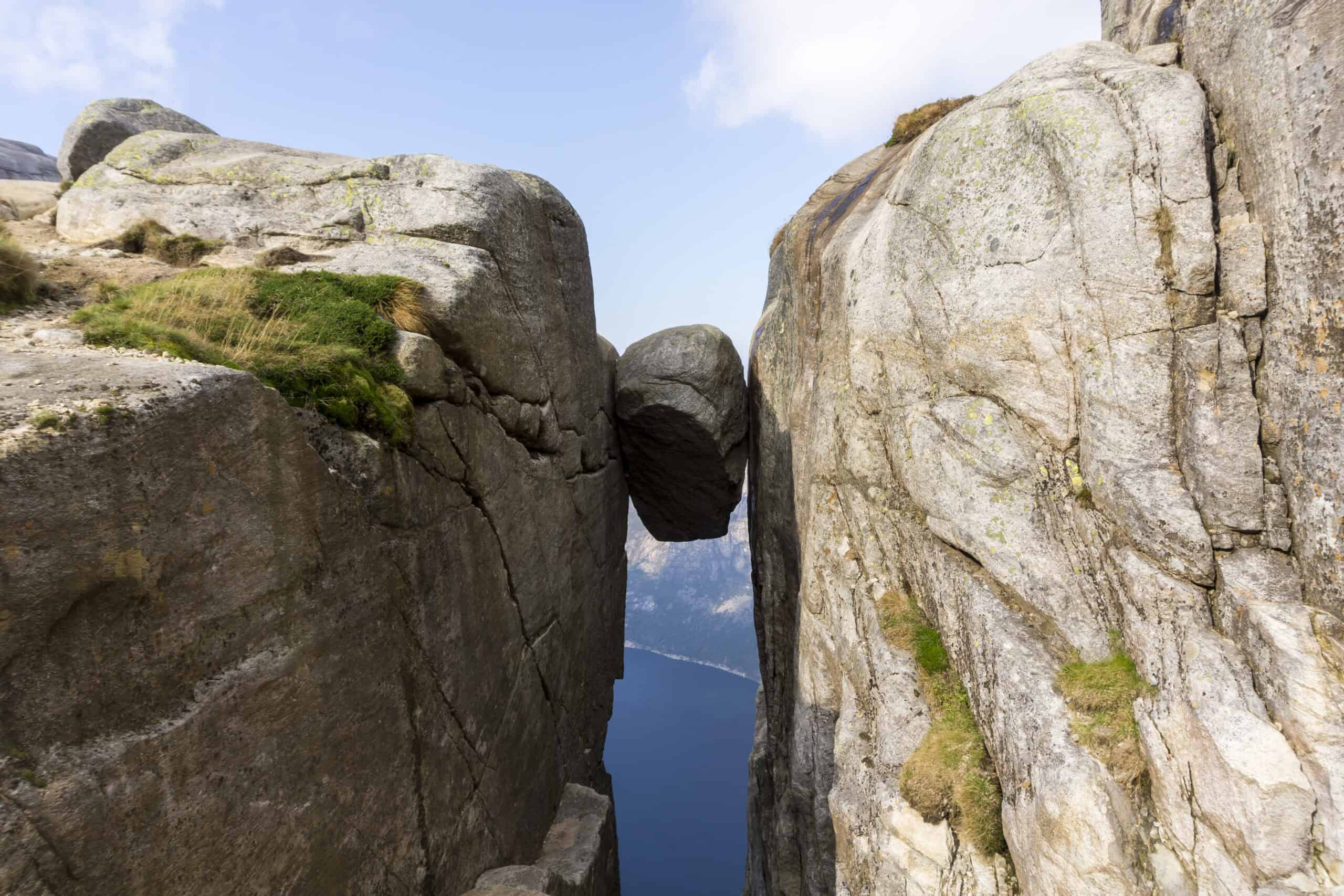 Kjerag - Majesteten i Lysefjord (kjerag-horisontal-scaled.jpg)