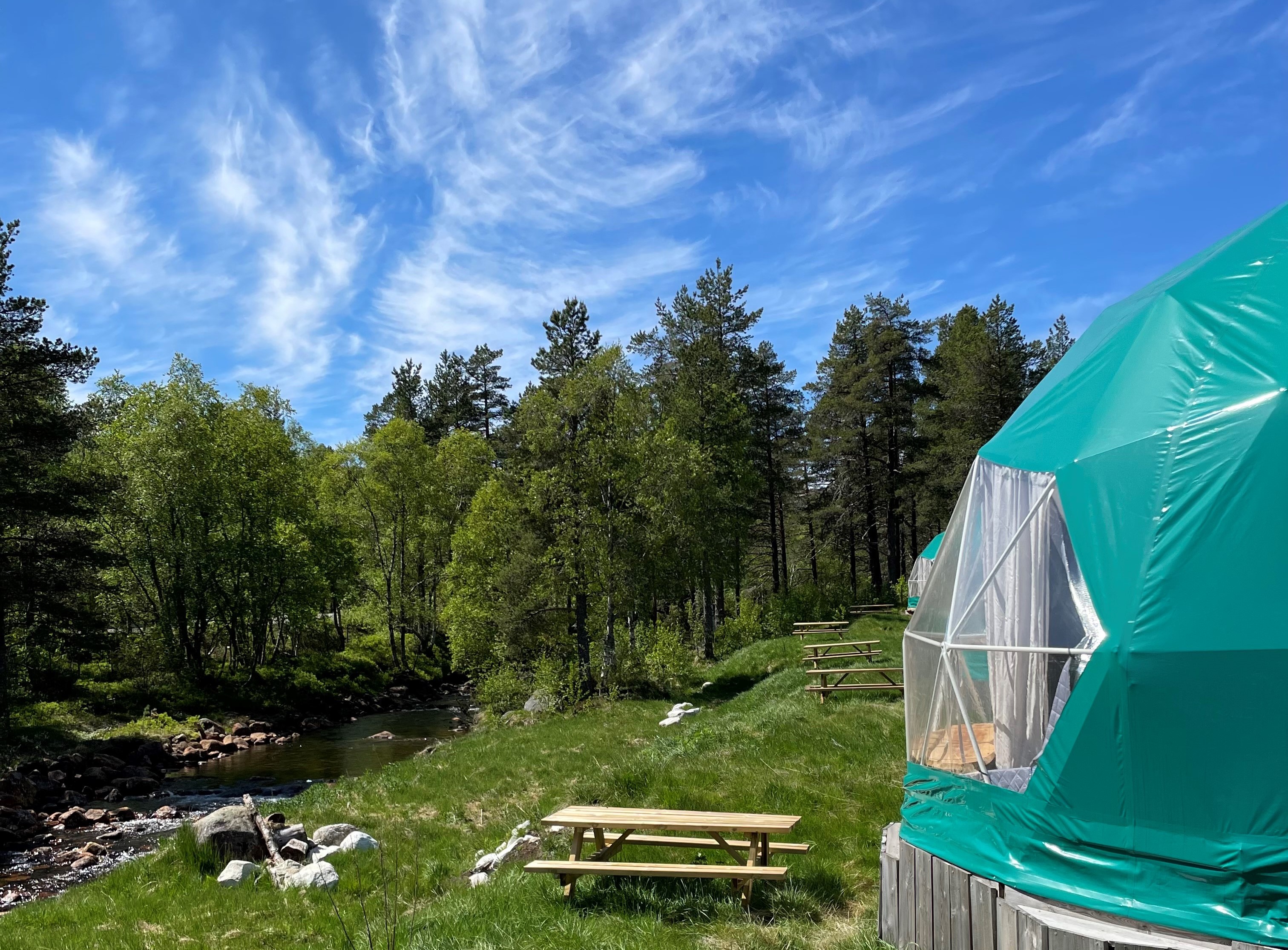 Brokkestøylen Glasskafé & Glamping (geodomer-og-elv.jpg)