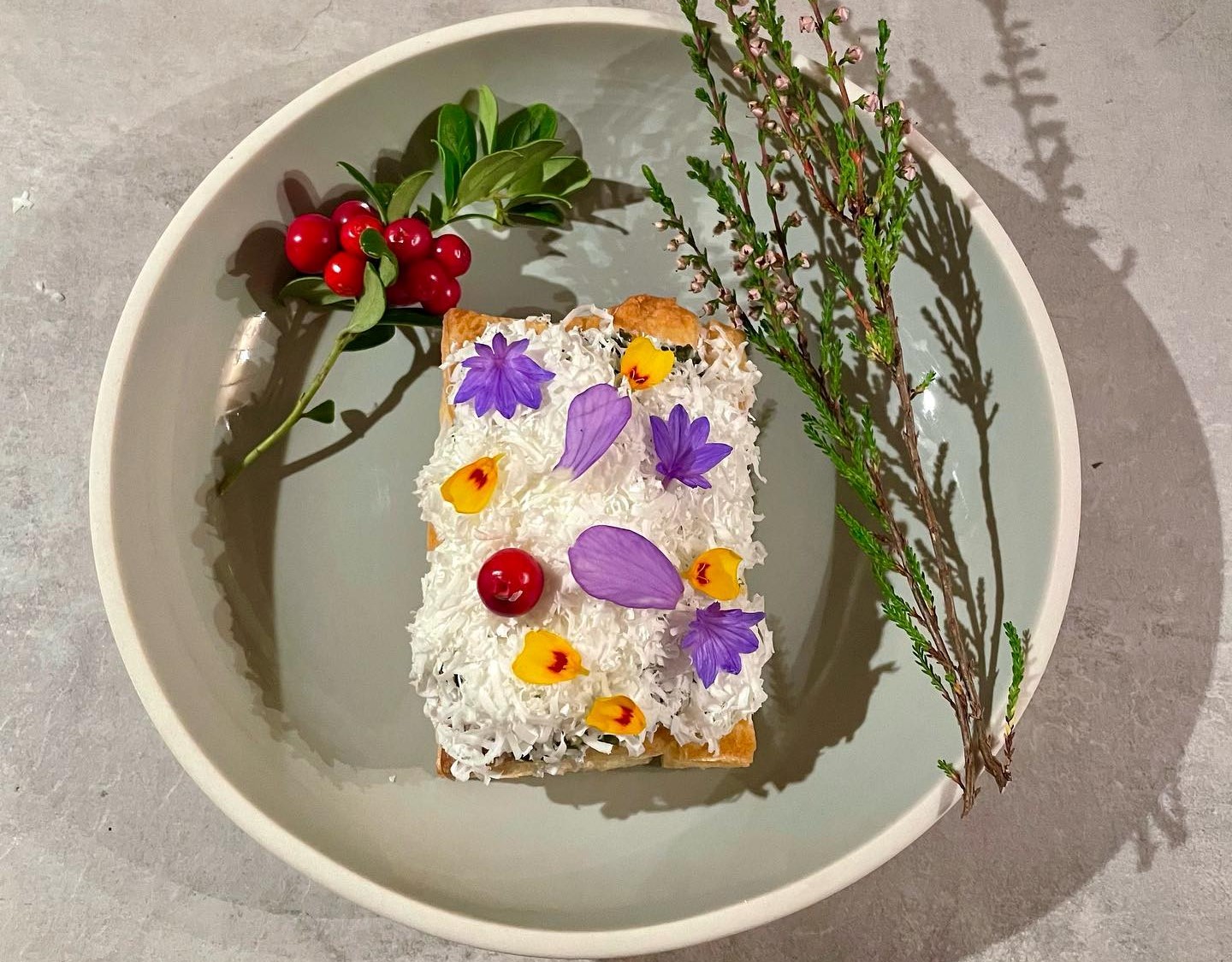 Brokkestøylen Glasskafé & Glamping (brokkestoylen-blomsterdekorert-kake.jpg)