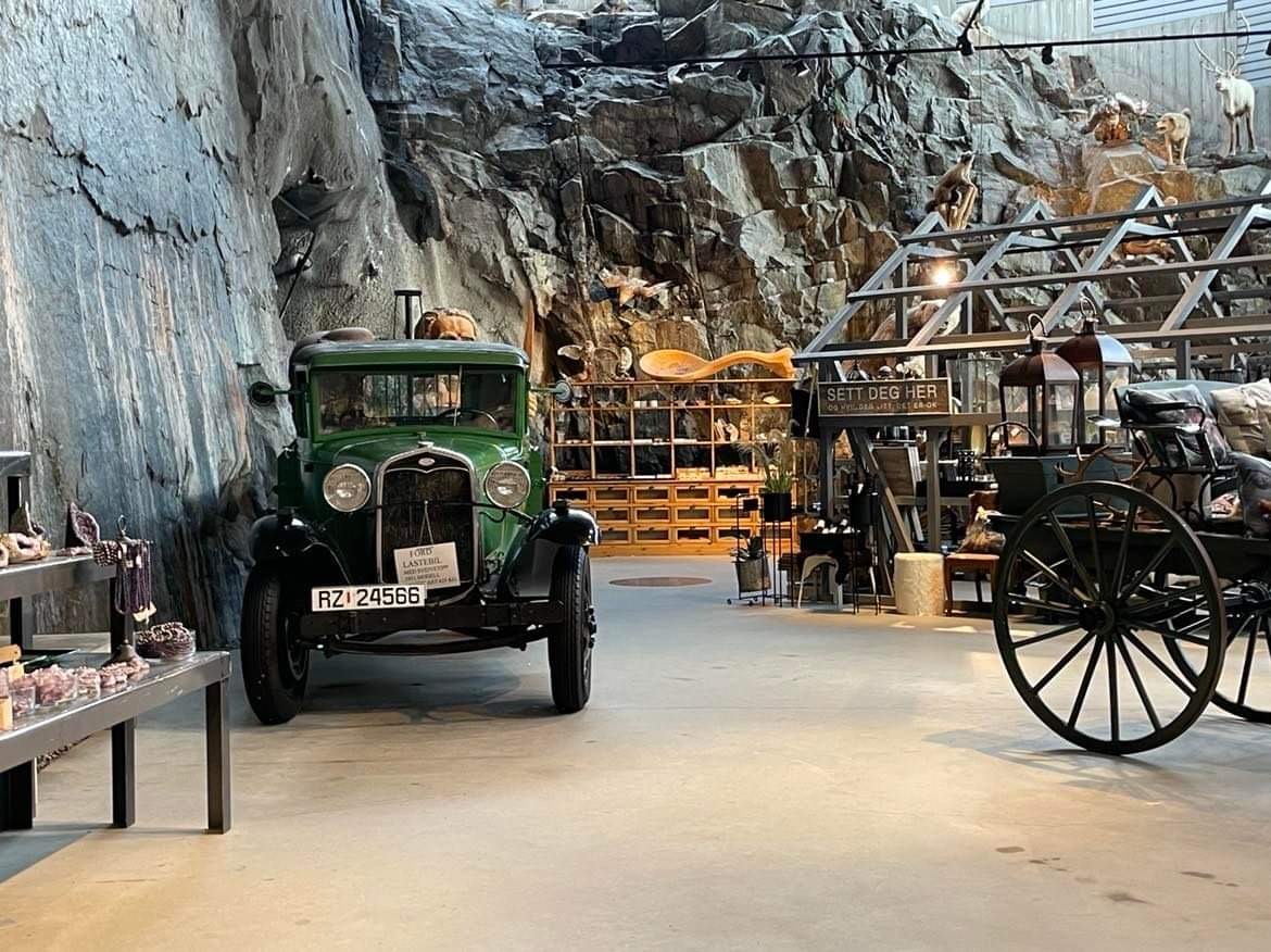 Byrkjedalstunet (byrkjedalstunet-veteranbil.jpg)