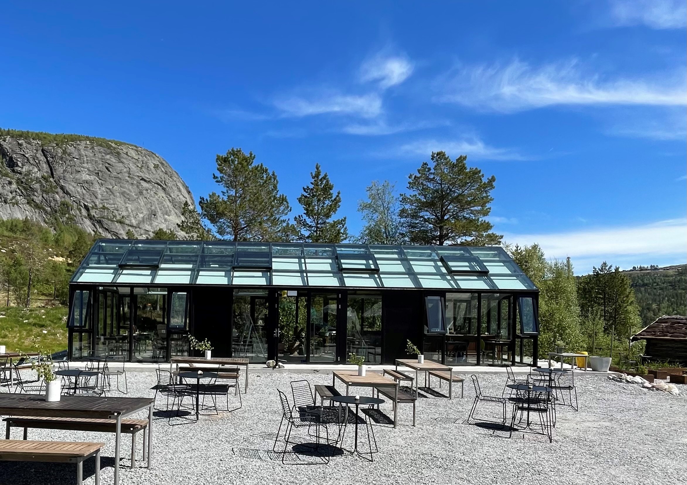 Brokkestøylen Glasskafé & Glamping (glasskafe-uteservering.jpg)